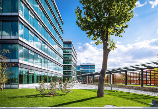 Piața imobiliară din România în 2025: creștere a investițiilor locale și cerere pentru spații de birouri mici și logistice